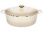 Cocotte en fonte émaillée couleur crème avec un bouton doré sur le couvercle.