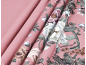 Tissu rose à motif floral, plié en plis.