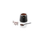 Une cafetière noire avec du café moulu et des grains de café à côté.