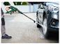Nettoyeur haute pression sans fil Parkside nettoyant une voiture.