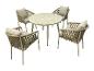 Ensemble de mobilier de jardin avec quatre chaises et une table ronde.