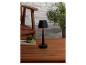 Une lampe de table noire avec un éclairage LED orange sur une table en bois.