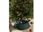 Sapin de Noël artificiel illuminé avec support vert et décorations festives.