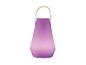 Lampe portable violette avec anse en cuir.