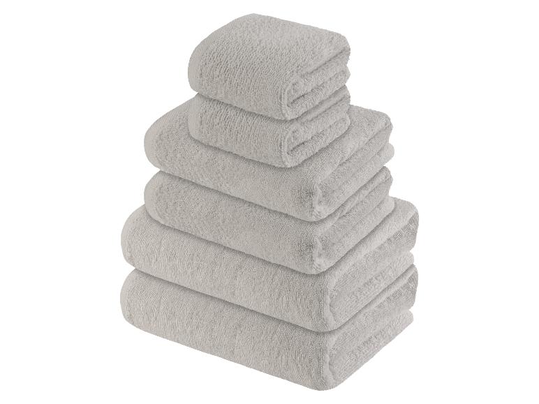 Une pile de serviettes grises