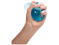 Main pressant une balle anti-stress bleue.