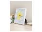 Un cadre photo blanc avec un dessin d'une fleur jaune.