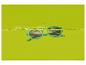 Lunettes de soleil vertes flottant dans l'eau sur fond vert lime.