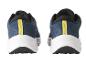 Chaussures de course bleues avec des accents jaunes.