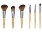 Ensemble de sept pinceaux de maquillage Cien Beauty avec manches en bois et viroles métalliques.