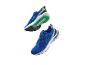 Deux paires de baskets de course Joma bleues et vertes.