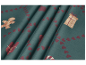 Nappe de Noël verte avec bonshommes en pain d'épices, cadeaux et cœurs.