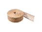 Rouleau de ruban de jute naturel sur fond noir