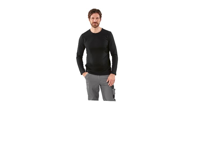 Homme en t-shirt noir à manches longues et pantalon de travail gris.