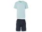 Ensemble pyjama : t-shirt bleu clair et short marine.