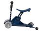 Une trottinette bleue avec un siège et des roues.