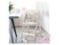 Chaise haute en bois Stokke Tripp Trapp beige clair, avec accessoires pour bébé.