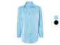 Une chemise en satin bleu clair pour femme.