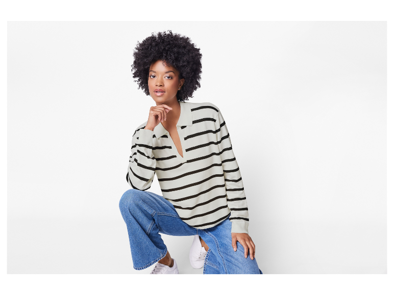 Modèle posant avec une chemise rayée et un jean.