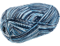 Pelote de fil à rayures bleues, bleu clair et blanches.