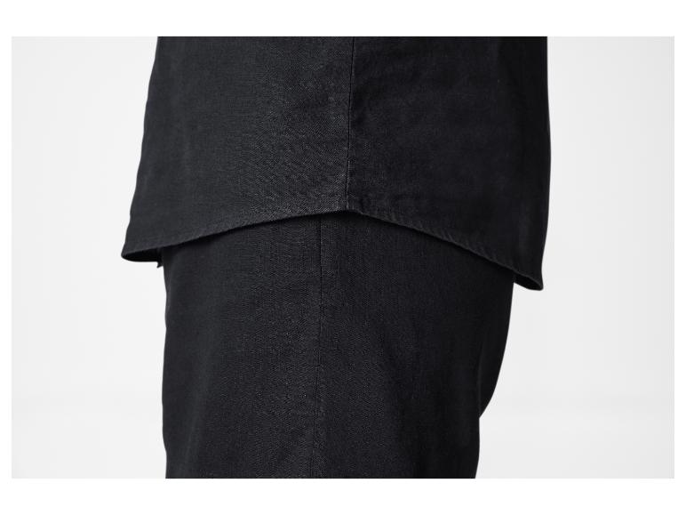 Chemise et pantalon noirs en lin.