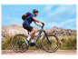 Un homme fait du vélo électrique Orbea dans un paysage montagneux.