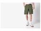 Shorts cargo et baskets blanches : look décontracté.