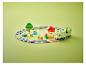 Ensemble de train LEGO Duplo avec rails, locomotive, wagons, figurines et accessoires sur fond vert.