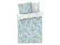 Une housse de couette et des taies d'oreiller avec un motif tropical de feuilles.