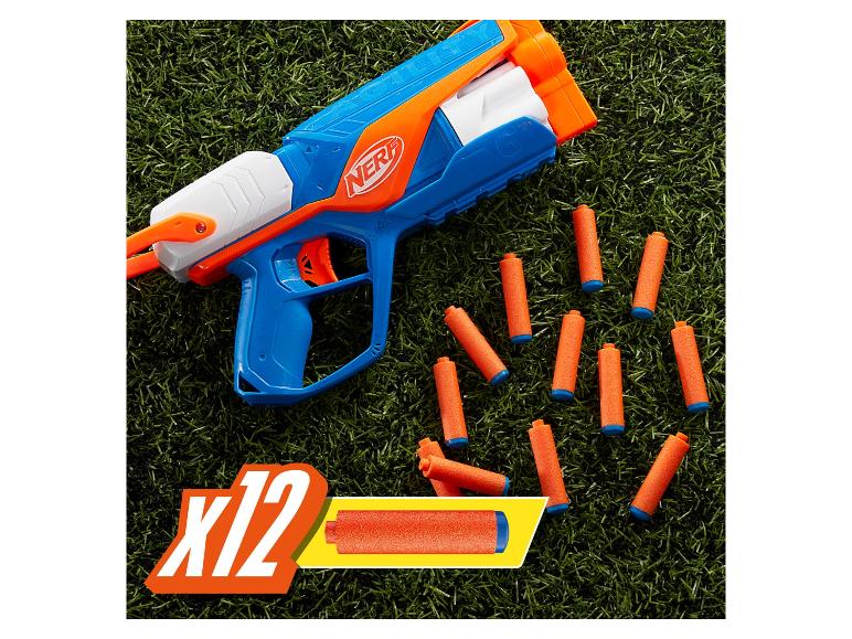 Pistolet jouet Nerf bleu et orange avec 12 fléchettes sur herbe verte.