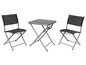 Deux chaises pliantes et une table avec un plateau noir.