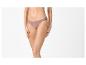 Femme en culotte de coton mauve, les mains sur les hanches.