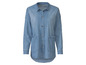 Une chemise en jean bleu clair à manches longues.