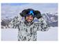 Homme avec une veste de ski Mountain Slopes, des lunettes de ski et un casque.