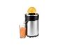 Un presse-agrumes en acier inoxydable avec une orange pressée et un verre de jus.