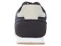 Des baskets noires avec une semelle blanche.