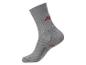 Chaussette de sport grise avec un logo rouge et des zones texturées.