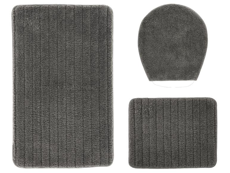 Ensemble de trois tapis de bain gris rayés : un grand, un petit et une housse de siège de toilette.
