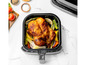Un poulet rôti avec des légumes dans une friteuse à air.