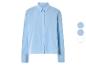 Chemise boutonnée bleu clair, plusieurs options de tissu.