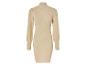Robe en tricot beige à manches longues et col roulé.