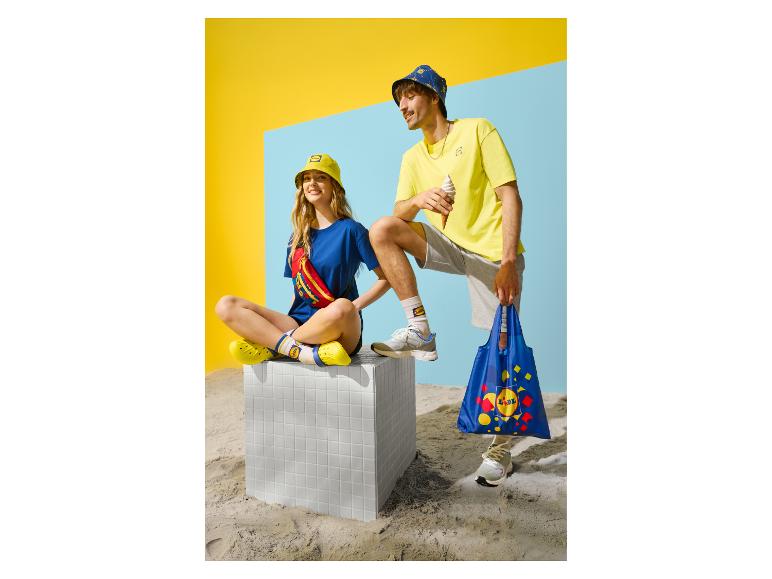 Deux personnes en tenue d'été colorée avec des chapeaux, des sacs banane, des sacs de courses et des chaussures.