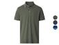 Polo vert foncé avec détails blancs au col et aux manches, avec échantillons de couleurs sur le côté.