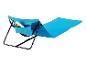 Chaise longue et tapis de plage pliants bleus.