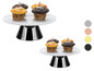 Deux supports à gâteaux en marbre avec des muffins