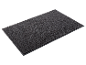 Un tapis de bain gris foncé et moelleux.