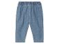 Un pantalon en jean bleu pour bébé avec une taille élastique.