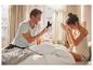 Couple au lit, appareil photo, moment intime.