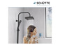 Une femme sous une douche Schütte noire.