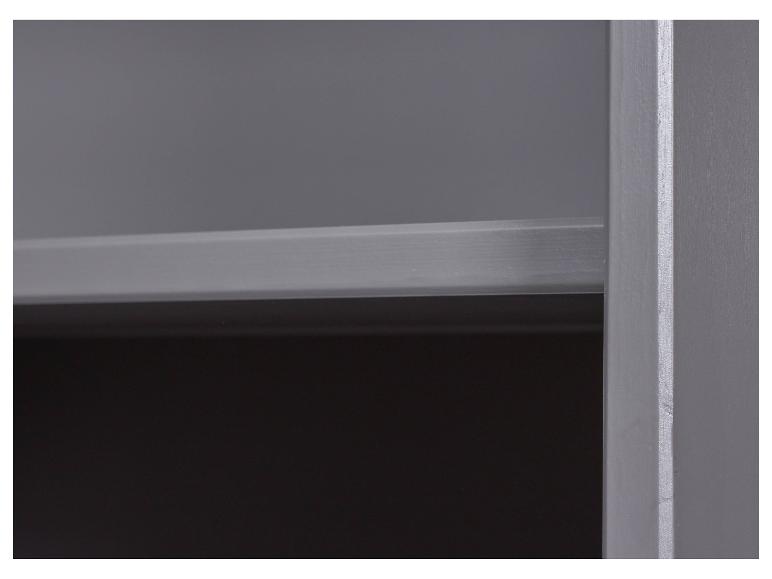 Gros plan sur une étagère en bois grise.